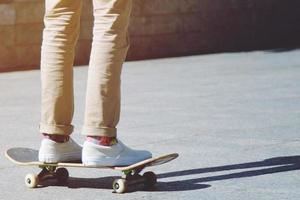 un niño está jugando patineta en el parque foto