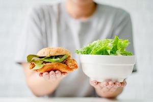 elegir entre comida chatarra y comida saludable, dieta y buen concepto de salud. foto