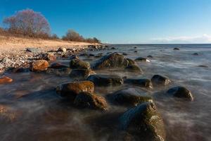 piedras en la costa del mar Báltico al atardecer foto