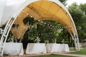 salón de banquetes para bodas, salón de banquetes con decoración atmosférica foto