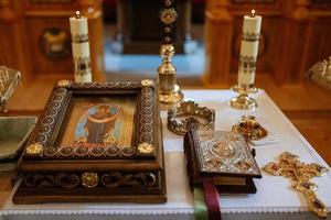 Catedral de la iglesia ortodoxa con iconos y altar. foto