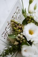 anillos de boda de oro con decoración de boda foto