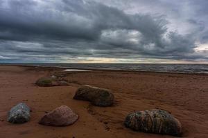 piedras en la costa del mar Báltico al atardecer foto