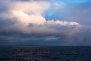 paisajes marinos nublados en el mar báltico foto