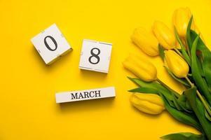 plano del día de la mujer. Calendario del 8 de marzo cerca de un ramo de flores, endecha plana. foto