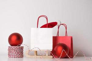 fondo de navidad con bolsas de regalo en trineo cerca de algunos adornos. banner de espacio de copias foto