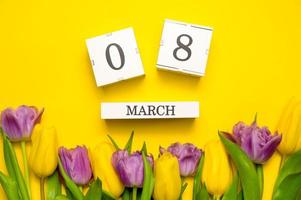 Concepto de 8 de marzo. coloridos tulipanes en amarillo púrpura. día Internacional de la Mujer foto