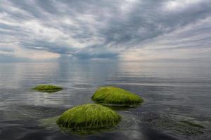 piedras en la costa del mar Báltico al atardecer foto