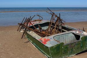 barcos de pesca en la costa del mar báltico foto