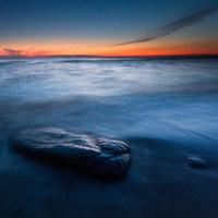 piedras en la costa del mar Báltico al atardecer foto