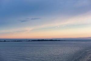 vistas al mar nublado del mar Báltico al amanecer foto