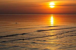 costa del mar báltico al atardecer foto