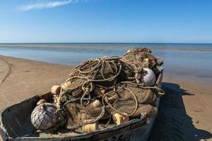 barcos de pesca en la costa del mar báltico foto