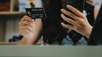 mãos masculinas segurando um cartão de crédito e usam telefone celular para compras on-line de pagamento on-line video