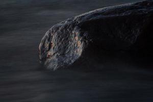 piedras en la costa del mar Báltico al atardecer foto