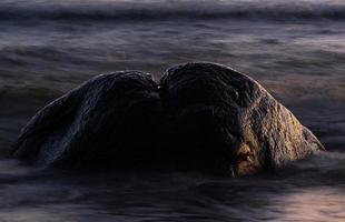 piedras en la costa del mar Báltico al atardecer foto