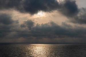 vistas al mar nublado del mar Báltico al amanecer foto