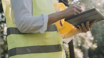 Bauingenieur, der an der Blaupause arbeitet, um große Geschäftsgebäude im Büro zu bauen. Engineering-Tools und Konstruktionskonzept video