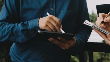 bespreking met een makelaar, huismodel met makelaar en klant bespreken voor het contract om onroerend goed of onroerend goed te kopen, een verzekering of lening af te sluiten. video