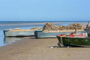 barcos de pesca en la costa del mar báltico foto