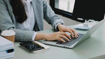 företag människor använder sig av tabletter och använder sig av hans finger till Rör de skärm med en företag Graf som visar upp i en virtuell skärm.ny börja idéer och företag tillväxt begrepp. video