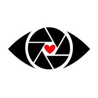 un ojo con una pupila en forma de corazón. el ojo es una lente fotográfica con un obturador. vector