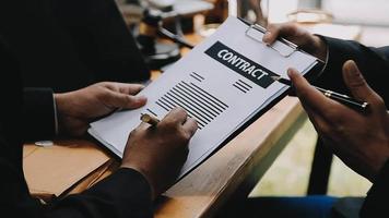 concept de justice et de droit. juge masculin dans une salle d'audience sur une table en bois et conseiller ou avocat masculin travaillant au bureau. concept de droit, de conseil et de justice juridique. video