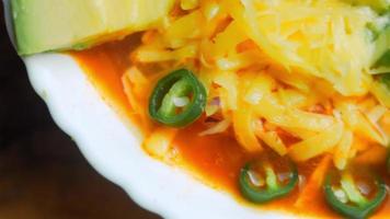 soupe mexicaine aux trois sortes de fromage. soupe royale avec avocat et cacahuètes ajoutés avec vasabi. j'utilise un entourage romantique et une cuillère en or video