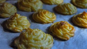 el chef hace galletas de patata con una bolsa de comida. Receta canónica de galletas de patata con brie, parmesano y nata. fotografía macro video