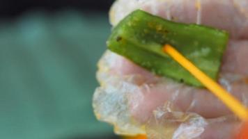 kebabs de ternera marinada con verduras preparadas a la parrilla. el chef presenta albondigas video