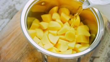 biscuits aux pommes de terre recette canonique brie, parmesan et crème épaisse. il est utilisé pour décorer une assiette rétro et une fourchette en or video