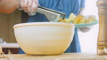 gegrild aardappelen welke smelten in uw mond. bakken de aardappelen in de rooster pan video