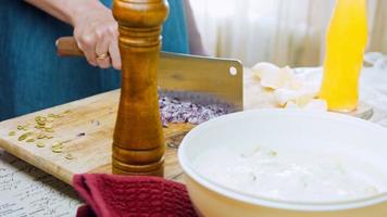 uma salada de batata tão tenra com mastard, maionese, cebola roxa e endro. veja a receita em video