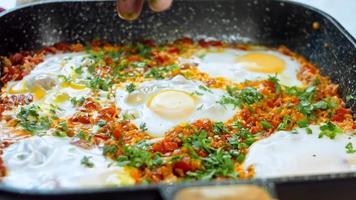 fritte uova nel georgiano cucina, chirbuli. uova con pomodori cottura a vapore nel il padella video