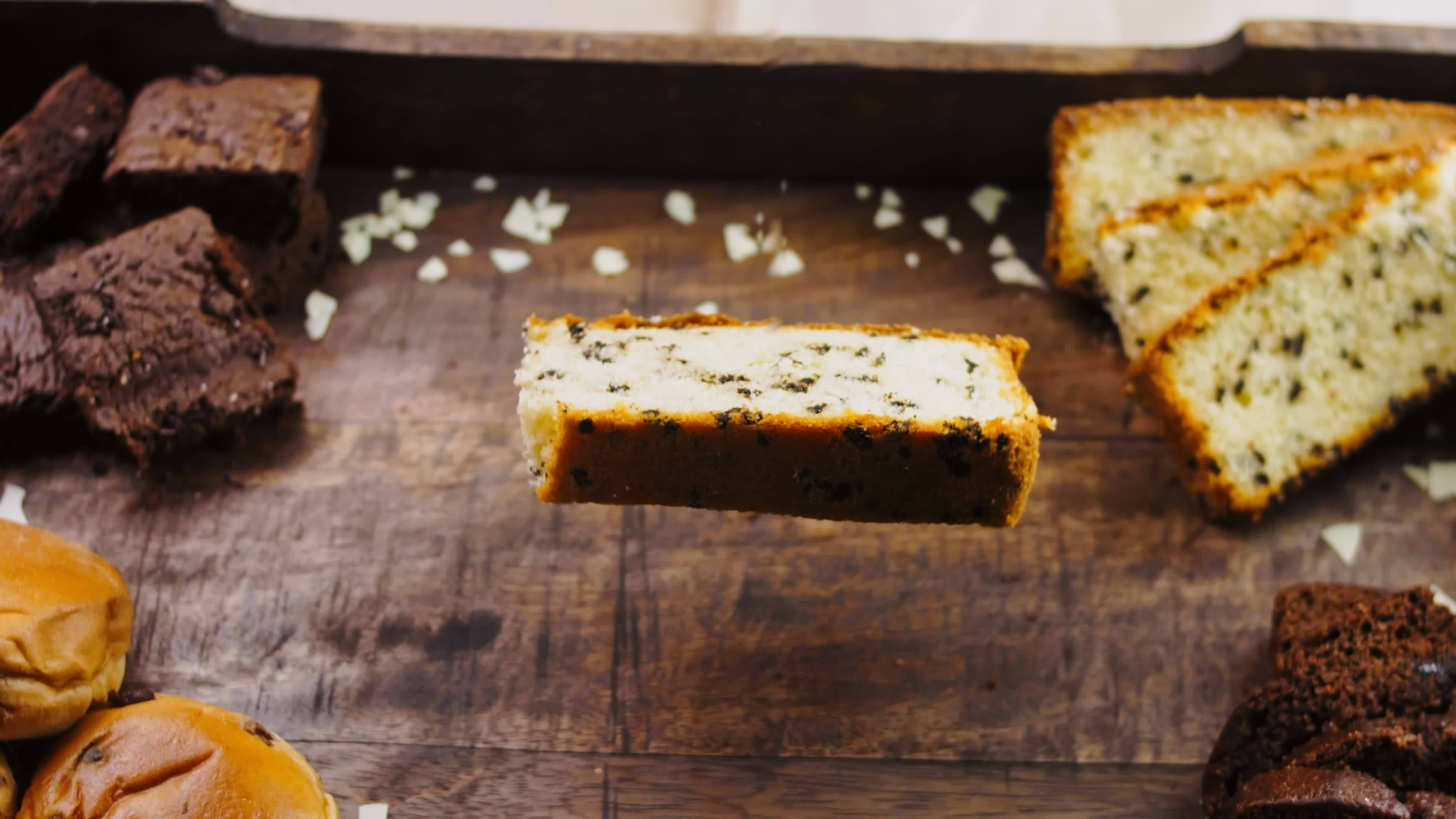 Stracciatella kuchen levitates and rotates in the air 14993454 Stock ...