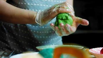 eu desenho linhas com esmalte em biscoitos sombrero mexicanos em três cores video