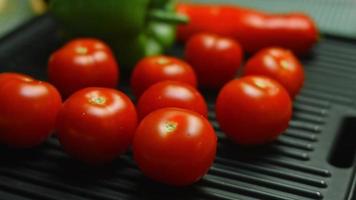 rooster tomaten met rood en groen peper video