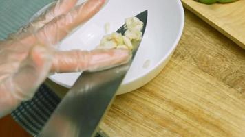 couper un piment vert et fort en petites tranches. prise de vue macro