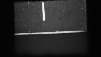 belichteter Film in einem dunkelgrauen Projektor mit Fussel- und Staubnahaufnahme video