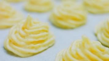 biscuits aux pommes de terre recette canonique brie, parmesan et crème épaisse. il est utilisé pour décorer une assiette rétro et une fourchette en or video