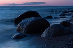 piedras en la costa del mar Báltico al atardecer foto