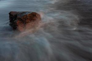 piedras en la costa del mar Báltico al atardecer foto