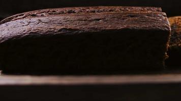 hausgemachter Kuchen mit Pistazien und Schokolade dekoriert video