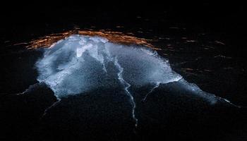 costa del mar báltico con guijarros y hielo al atardecer foto