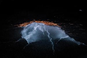 costa del mar báltico con guijarros y hielo al atardecer foto