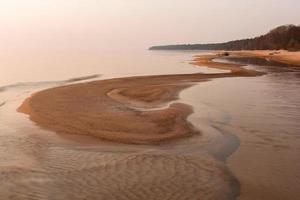 costa del mar báltico al atardecer foto