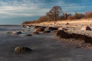 piedras en la costa del mar Báltico al atardecer foto