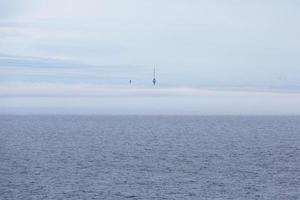 vistas al mar nublado del mar Báltico al amanecer foto