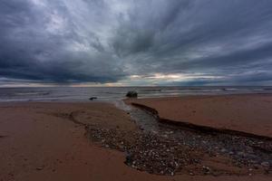 piedras en la costa del mar Báltico al atardecer foto