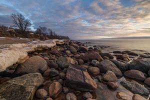 piedras en la costa del mar Báltico al atardecer foto